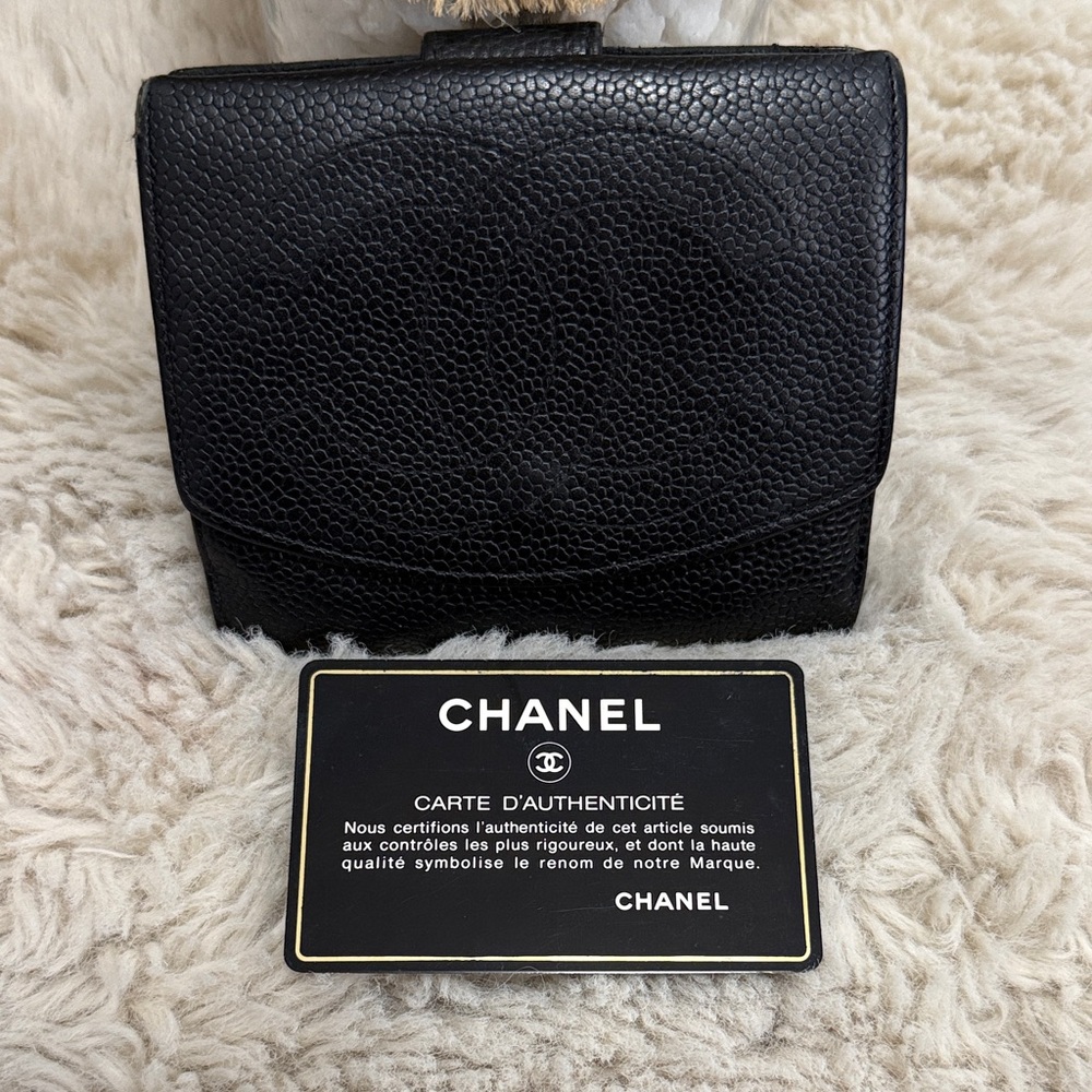 ✨Authentic Vintage CHANEL Caviar Leather Bifold Wallet✨ - Picture 2 of 15